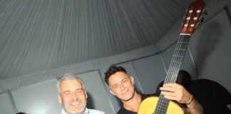 Regaló Bedolla guitarra de Paracho a Alejandro Sanz