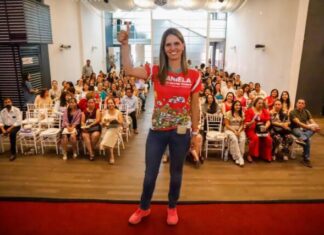 Daniela De Los Santos Celebra el Día del Maestro: Compromiso Firme con la Educación en el Distrito 17