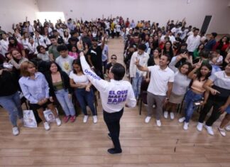Alfonso Martínez dialoga con universitarios sobre el futuro de Morelia