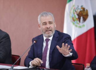 Michoacanos en EU no están solos ante leyes racistas antimigrantes: Bedolla