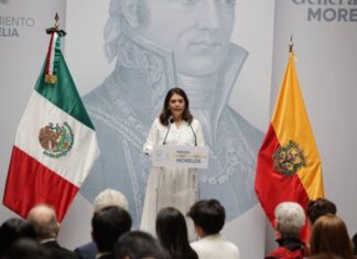 RECIBEN DOS MORELIANOS EXCEPCIONALES PRESEA GENERALÍSIMO MORELOS