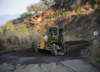 Tras 10 años sin mantenimiento, rehabilita SCOP tramo carretero Aguililla-Dos Aguas