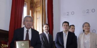 CELEBRA ERNESTO NÚÑEZ ENTREGA DE MÉRITO PERIODÍSTICO A IGNACIO ROQUE MADRIZ