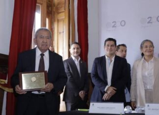CELEBRA ERNESTO NÚÑEZ ENTREGA DE MÉRITO PERIODÍSTICO A IGNACIO ROQUE MADRIZ