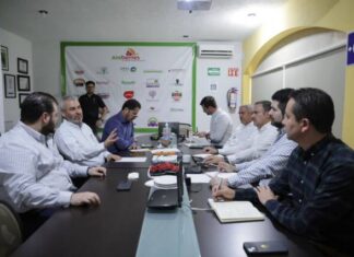 Bedolla y exportadores de berries, aliados por la formalización laboral de jornaleros
