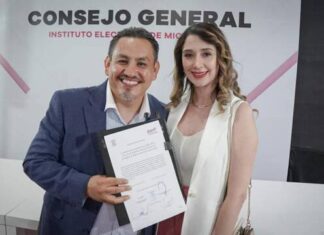 Recibe Víctor Manríquez constancia como diputado local electo