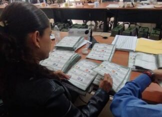 CONSEJEROS INICIAN CON CONTEO DE BOLETAS DE TIQUICHEO