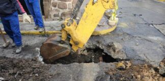 OOAPAS REPARA LÍNEA SANITARIA EN SÁNCHEZ DE TAGLE Y BARTOLOMÉ DE LAS CASAS