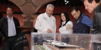 Devela Bedolla maqueta del nuevo mercado de Pátzcuaro