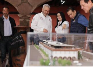 Devela Bedolla maqueta del nuevo mercado de Pátzcuaro