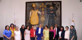 Maestra Yolanda Sereno dona obra de Arte Plumaria a la UMSNH; Rectora reconoce su contribución en el arte michoacano