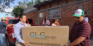 VÍCTOR ZURITA ENTREGA CALENTADORES SOLARES Y LÁMINAS A LAS FAMILIAS DE EL RESUMIDERO Y EL PORVENIR