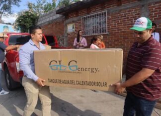VÍCTOR ZURITA ENTREGA CALENTADORES SOLARES Y LÁMINAS A LAS FAMILIAS DE EL RESUMIDERO Y EL PORVENIR