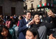 Estudiantes de la Universidad Michoacana reciben a Alfonso Martínez con porras y selfies