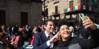 Estudiantes de la Universidad Michoacana reciben a Alfonso Martínez con porras y selfies