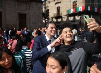 Estudiantes de la Universidad Michoacana reciben a Alfonso Martínez con porras y selfies