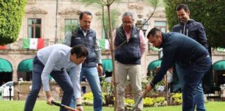 ALFONSO MARTÍNEZ PLANTA EL ÁRBOL ‘UN MILLÓN » EN MORELIA