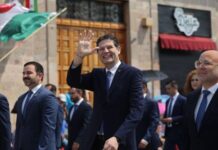 ALFONSO MARTÍNEZ ENCABEZA DESFILE CÍVICO MILITAR EN MORELIA