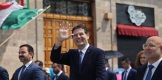 ALFONSO MARTÍNEZ ENCABEZA DESFILE CÍVICO MILITAR EN MORELIA