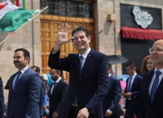 ALFONSO MARTÍNEZ ENCABEZA DESFILE CÍVICO MILITAR EN MORELIA