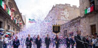 CON TEMPLANZA Y FUERZA LAS Y LOS NICOLAITAS PARTICIPARON EN EL DESFILE DEL 16 DE SEPTIEMBRE