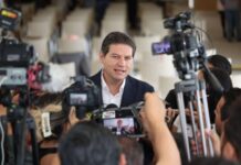 LLAMA ALFONSO MARTÍNEZ A SENADORES A NO SER.»LEVANTA DEDOS»