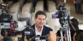 LLAMA ALFONSO MARTÍNEZ A SENADORES A NO SER.»LEVANTA DEDOS»
