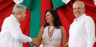 ENTREGA 76 LEGISLATURA LA PRESEA “CONSTITUCIÓN DE 1814” A ALMA ROSA BAHENA