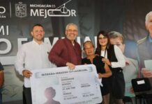 Entregan 60 visas; familias se reencontrarán con sus hijos migrantes: Bedolla