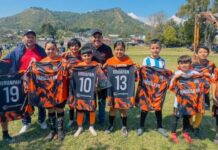 Víctor Manríquez entrega uniformes a deportistas