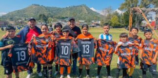 Víctor Manríquez entrega uniformes a deportistas