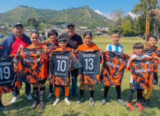 Víctor Manríquez entrega uniformes a deportistas