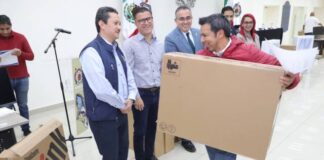 Tras 15 años de espera, investigadoras e investigadores reciben equipo de cómputo de alta tecnología en la gestión de Yarabí Ávila