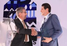 Otorgan premio nacional a Alfonso Martínez por impulso al desarrollo de la vivienda