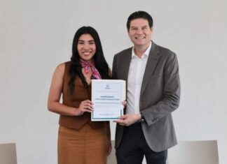 Alfonso Martínez entrega nombramiento a directora del IJUM