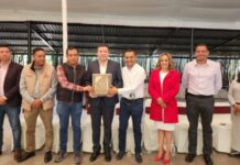 RECIBE VICENTE GÓMEZ RECONOCIMIENTO DE LA ASOCIACIÓN CIVIL “ATENEO MICHOACÁN”
