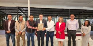 RECIBE VICENTE GÓMEZ RECONOCIMIENTO DE LA ASOCIACIÓN CIVIL “ATENEO MICHOACÁN”