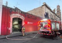 Atienden Bomberos municipales y Policía Morelia incendio en local