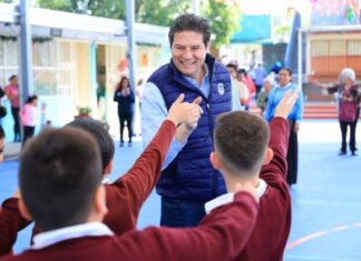 Entrega Alfonso Martínez techumbres en escuelas de Santa María