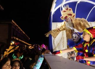 Pátzcuaro se llenó de magia con la cabalgata de los Reyes Magos