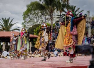 Danza de los kúrpites maravilla a turistas en Nuevo San Juan Parangaricutiro