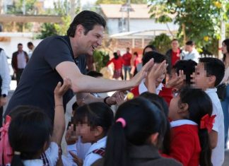Gobierno de Alfonso Martínez construirá cancha de fútbol en escuela primaria