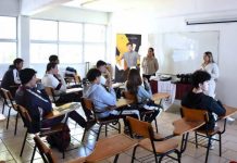 Acercan a estudiantes del Cecytem Uruapan oferta académica de universidades