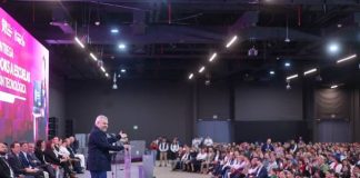 Entrega Bedolla, Chromebooks a escuelas secundarias