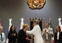 Musa Mayer, recibe por parte de la UMSNH, la Condecoración “Raúl Arreola Cortés”