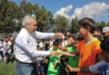 Bedolla comprometido con la paz y la seguridad; inaugura cancha en Quiroga