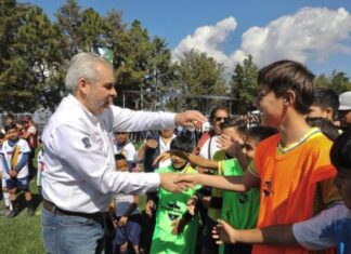 Bedolla comprometido con la paz y la seguridad; inaugura cancha en Quiroga