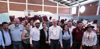Con escrituras, Bedolla da certeza patrimonial a más de 100 familias de Los Reyes