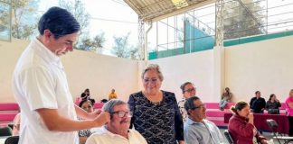 Reciben adultos mayores de Quiroga aparatos auditivos y optométricos