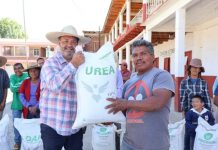 Julio Arreola cumple con el campo: entrega fertilizantes en Huiramangaro